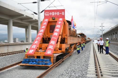 國內(nèi)首創(chuàng)有砟軌道智能鋪軌技術  助推中老鐵路建設高質量推進